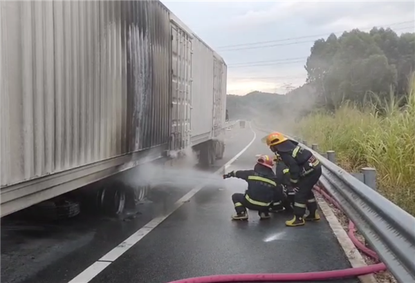 捕魚機：你的雙十一快遞可能已燒燬 大貨車突然起火 兩個小時才撲滅